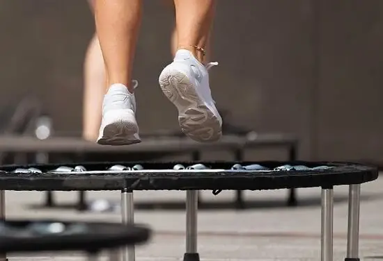 Imagem do artigo Can You Wear Shoes on a Trampoline?