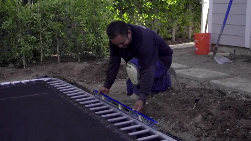 Imagem do artigo How to Dig a Hole for an In-Ground Trampoline: Depth & Width